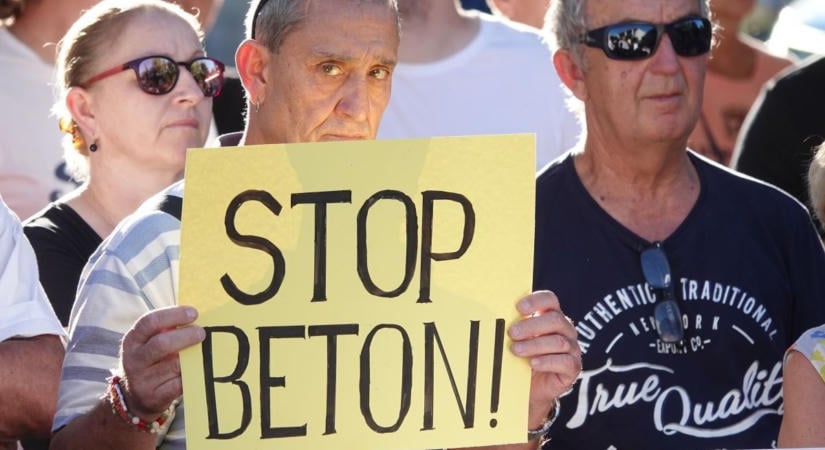 Betelt a pohár Balatonfüreden, utcára vonultak a lakóparkok miatt