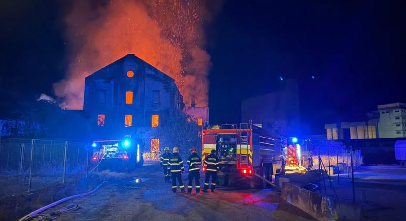 Lángok martalékává vált Pelsőc történelmi malma – két éve még a lakosság mentette meg a lebontástól