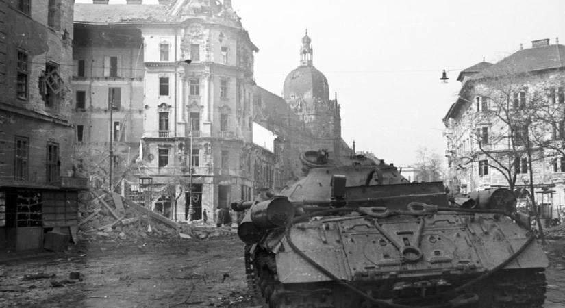 „1956 októberében a pesti srácok és lányok csodát tettek” – Megemlékezés a Corvin közben