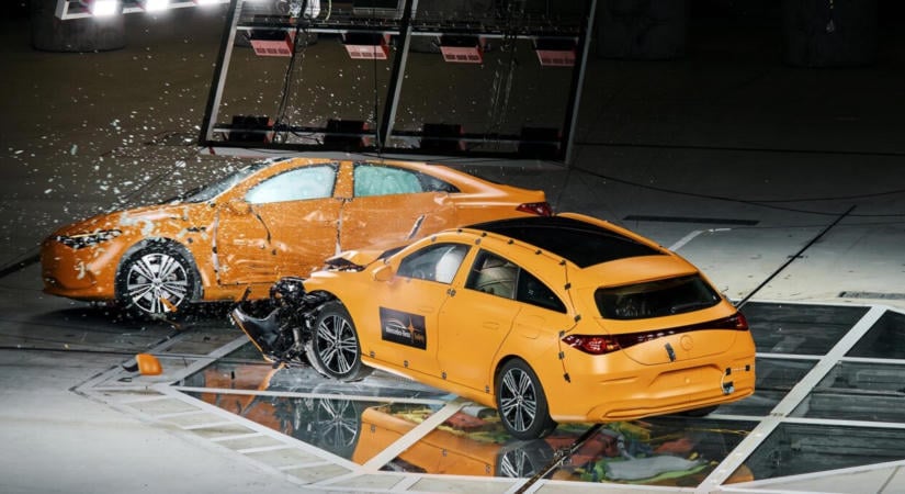 A Mercedes megcsinálta a töréstesztet, amitől mindenki retteg: két autót csapott egymásnak