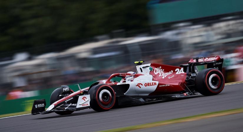 Óriási rajtbaleset, fejen csúszott az F1-es autó (VIDEÓ)