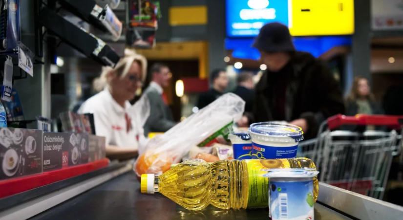 Tele a kosara, vagy csak egy kiflit venne – kié az elsőbbség a kasszánál?
