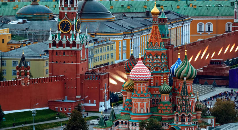 Amerikai katonai gép landolt Moszkvában, a CIA igazgatója érkezhetett vele