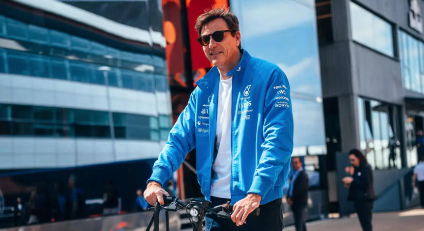 Váratlan jelenet Monzában: A Mercedes garázsába invitálta Verstappen nevelt lányát Toto Wolff!