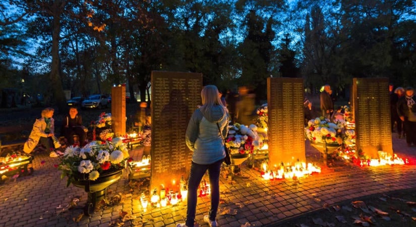 Meghosszabbított nyitvatartás és közös mécsesgyújtás a fővárosi temetőkben: Így alakul a sírkertek rendje a mindenszenteki időszakban