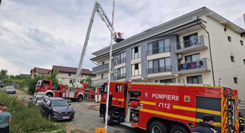 Tűz ütött ki egy besztercei tömbház tetején, egy tűzoltó megsérült