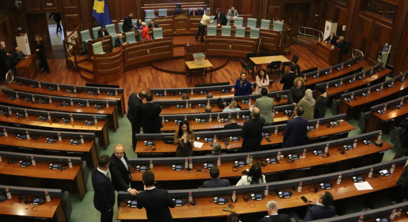 Hatalmas balhé a parlamentben: tojásokkal dobálták meg a miniszterelnököt