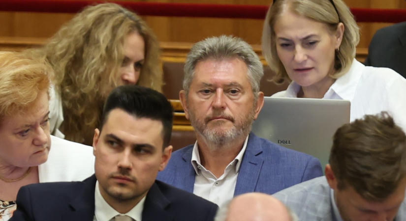 Lefotóztuk, borocskák között válogatott a neten Bencsik János fideszes képviselő a rendkívüli parlamenti ülés közben