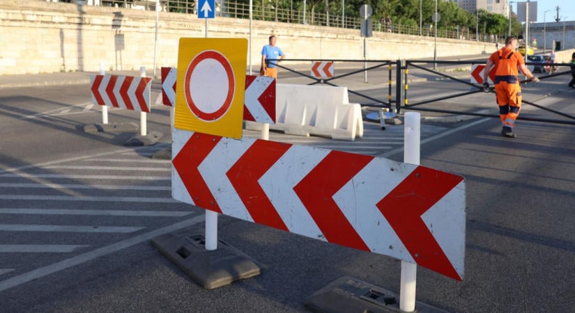 Kaotikus hétvége jön Kaposváron? Teljes útzár és megállási tilalom a Törvényszéknél!