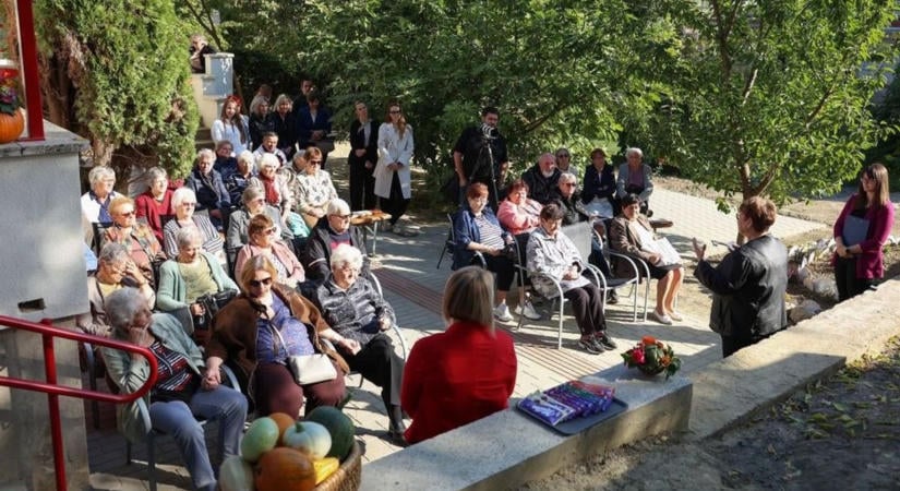 Egyre többen szeretnének ide bekerülni: új fejezet kezdődött a bonyhádi idősek életében – megnyílt a bővített otthon