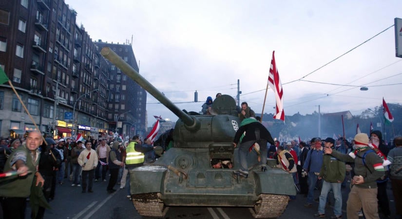 Brutális rendőri oszlatás Budapesten, egy megalázott rendőr is belehalt, az igazi felelősök mind megúszták - Révész Máriusz vallomása a rémálomról