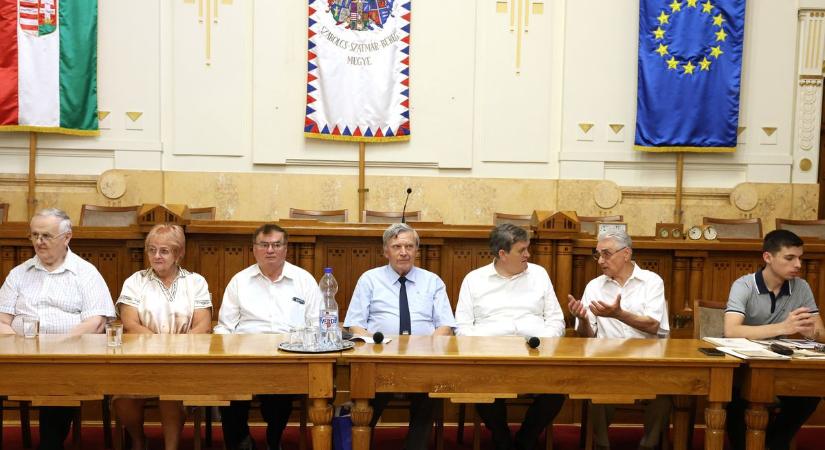 Feketén-fehéren: könyv készült a szabolcs-szatmár-beregi sakkéletről (fotókkal, videóval)