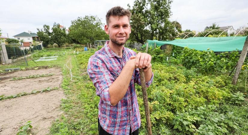 A billentyűzetet gereblyére cserélte: ez a győri fiatalember vinne életet az elhanyagolt kertekbe