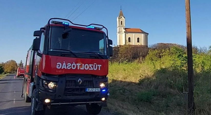 Tűzoltók lepték el a tiszaörsi kápolna környékét: méteres lángok pusztítottak – videó