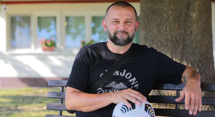 Buffont csodálta az Újpestnek szurkoló püspökladányi kapus, aki a folytatásban már oldalról szorít a társaknak –fotókkal, videóval