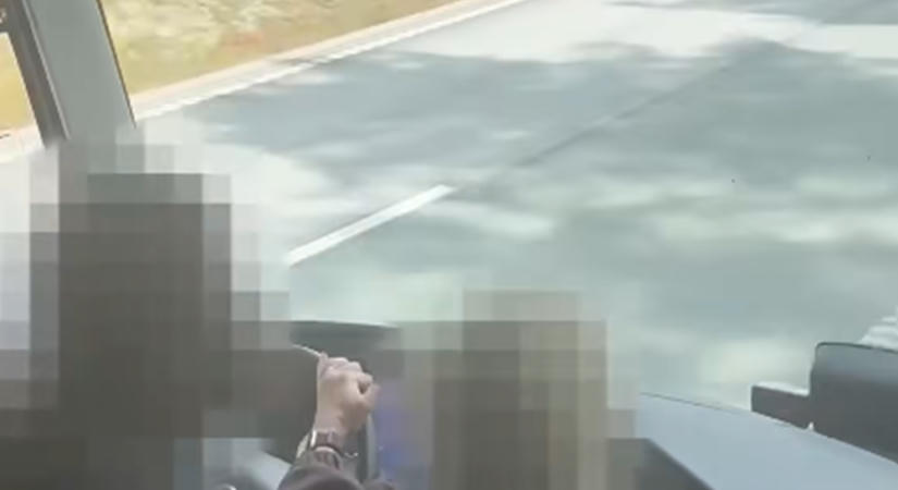 Elájult a buszsofőr – az utasoknak kellett átvenniük a kormányt