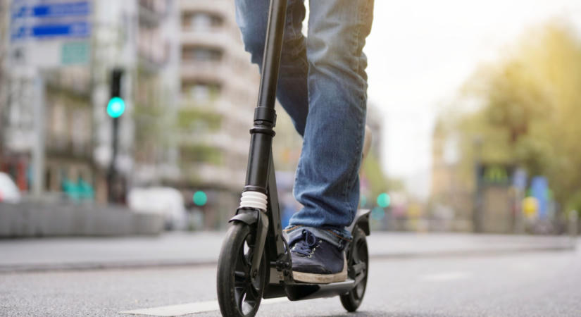 Megugrott a rolleres balesetek száma, jöhet a szigorítás?