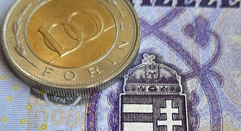 Ütéseket kap a forint