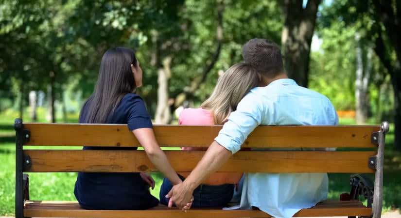 „Az exem a barátnőmmel jár, de közben titokban velem is összejár szexelni – úgy érzem, teljesen hülyét csinálok magamból”