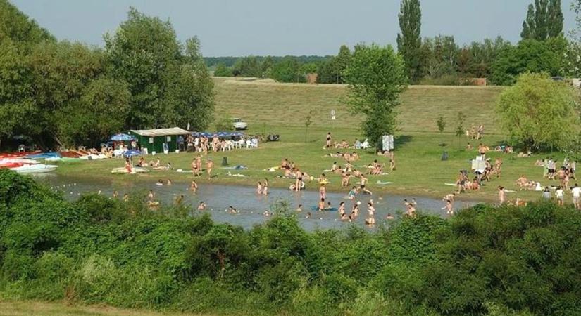 Be kellett zárni a népszerű strandot, hömpölyög a fekália Romániából