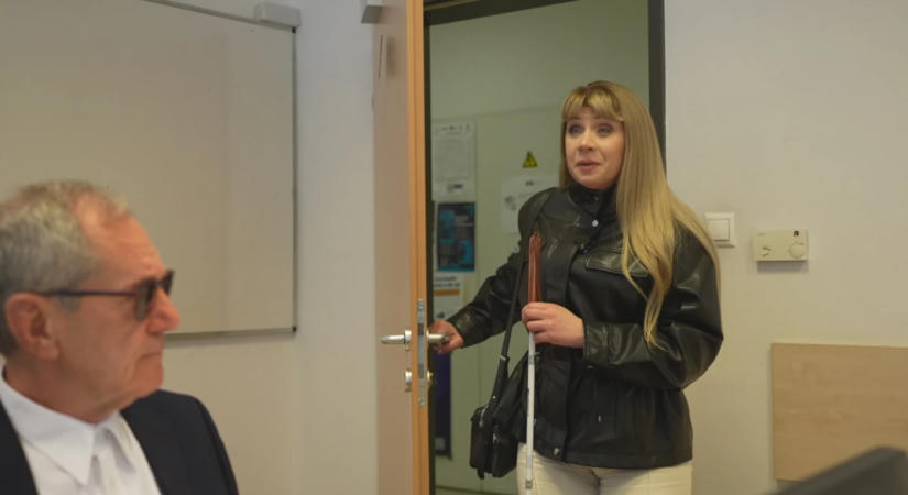 Megvakult egy autóbaleset után, ma már tükör nélkül sminkeli magát
