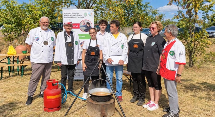 Különdíjat érő pörköltet főztek a mórahalmi diákok Moholon