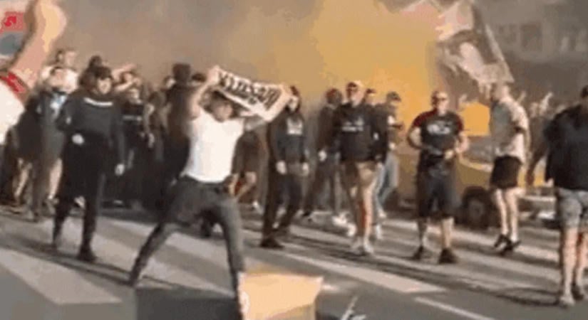 Koporsóval vonultak a stadionhoz a szurkolók, elszabadultak az indulatok Splitben – videó