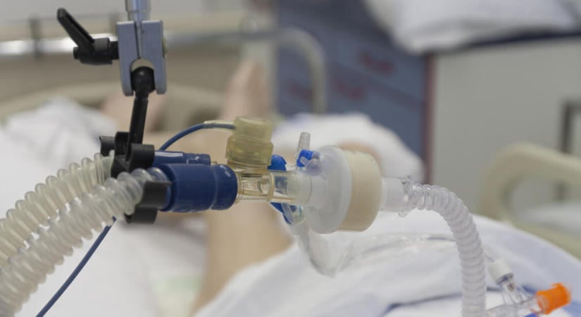 Itt az újabb nemzetközi elfogatóparancs – lecsapatt a NAV a lélegeztetőgépeket szállító cégekre