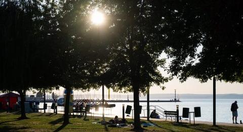 Vészesen melegszik a Balaton: Csaknem 33 Celsius-fokos vízfelszínt is mértek