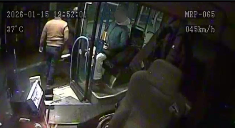 A buszsofőr meglökte az utasát, aki az árokba esett és több csontja is eltört