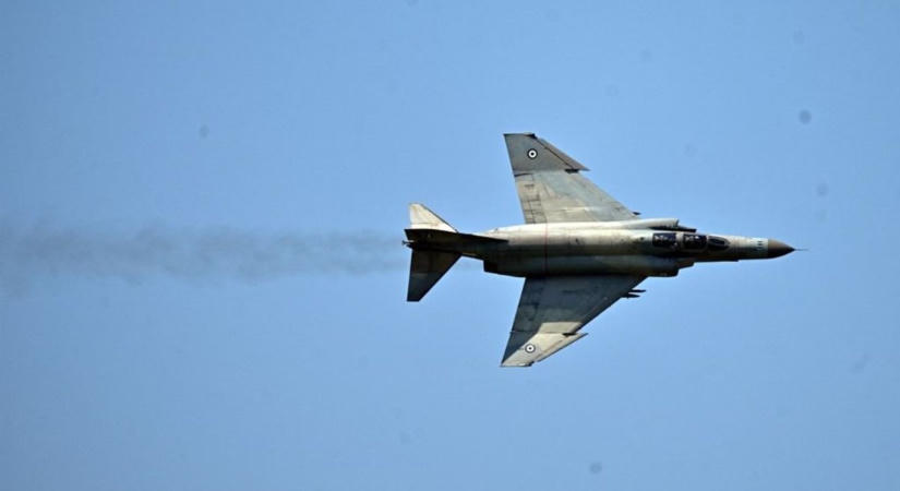 A lezuhant Gripen roncsa mellől tájékoztatott a honvédelmi miniszter: „az esze és a szíve is a helyén volt” – kiderült, mit gyakoroltak a vadászgépek
