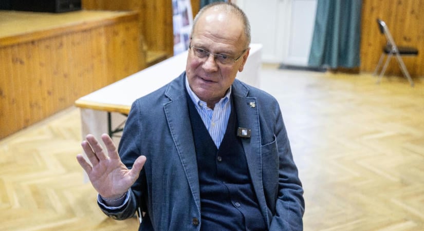 Navracsics odaszúrt az őt a HVG-ben kritizáló polgármestereknek