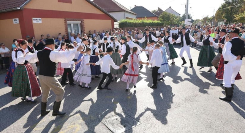 Tánctérré változtak Tápé utcái, a házak elé vonultak a helyiek  fotók, videó