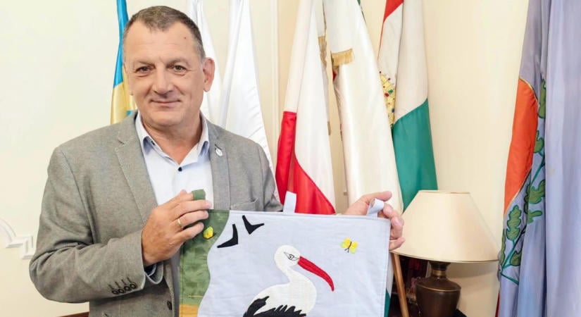 „Könnyes szemmel repítem” – különleges emléket kapott a tragikus sorsú gólya, Bádogos Józsi