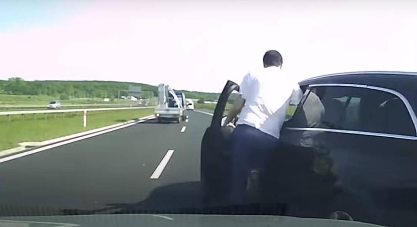 Kiszállt a sztrádán cirkuszolni, futhatott a kocsija után (videó)