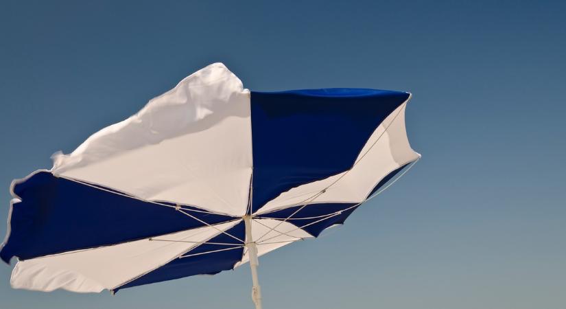 Kitört a pánik! Többen megsérültek a pesterzsébeti strandon, betontalppal együtt kapott fel a porördög egy napernyőt