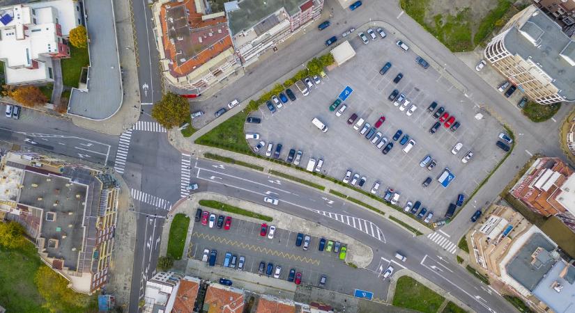 Csak mobiltelefonon keresztül lehet fizetni a parkolásért Budapesten