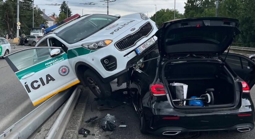 Nem adott elsőbbséget, rendőrautónak ütközött egy Hyundai (FOTÓK)