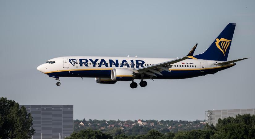 Puszta kézzel küzdött egy utas életéért egy magyar orvos a Ryanair gépén, a légitársaság szerint minden járaton van defibrillátor