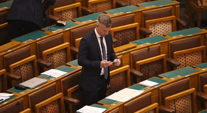 Takács Péter ajándékcsomagot küldött Magyar Péternek, aki nem hagyta annyiban