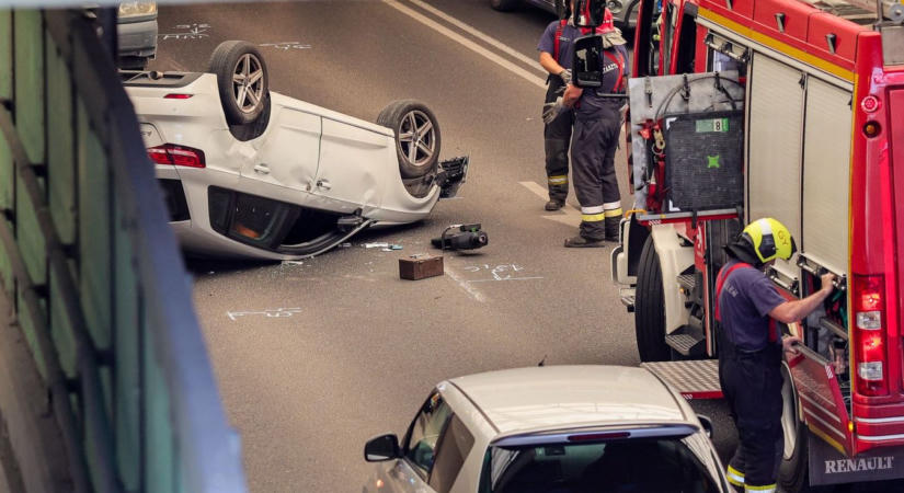 Durva baleset a győri Nádor aluljáróban, feje tetején állt meg az autó - fotók