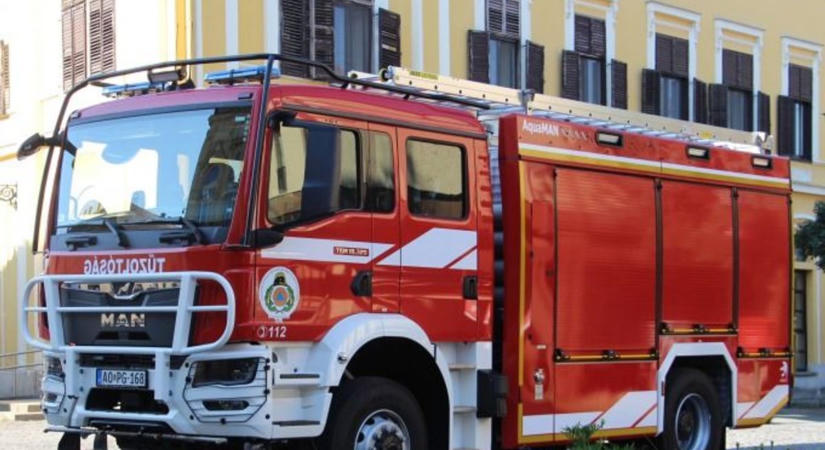 Új csúcstechnológiás tűzoltóautó érkezett Szigetvárra