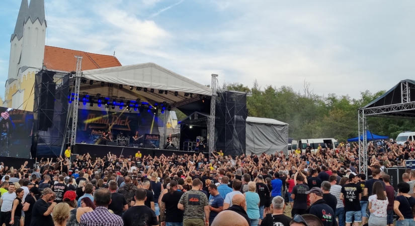 Negyvenéves jubileumát ünnepli a legendás Sitkei Rockfesztivál – három napon át dübörög a rock a kápolnánál