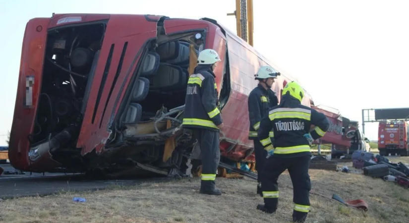 Buszbaleset az M3-ason: 22 sérültet hazaszállítanak Lengyelországba, a súlyos betegek maradnak