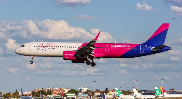 Óvatosan a piálással a repülőn: Egy utas most milliókat fizethet a Wizz Airnek amiatt, hogy jól berúgott a gépen, majd rendbontásba kezdett
