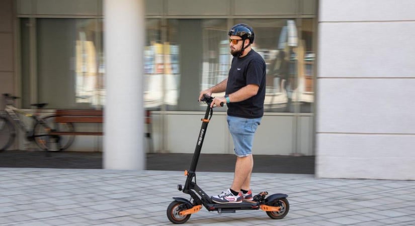 Bréking! Rollerekre vonatkozó KRESZ szabályokat jelentett be Magyar Péter