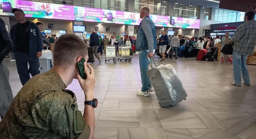 Zelenszkij figyelmeztetett, az orosz légteret lezártnak tekintik az ukrán drónrajok miatt