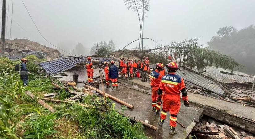 2500 gyerek és tanár rekedt egy iskolában a pusztító esőzések miatt Kínában