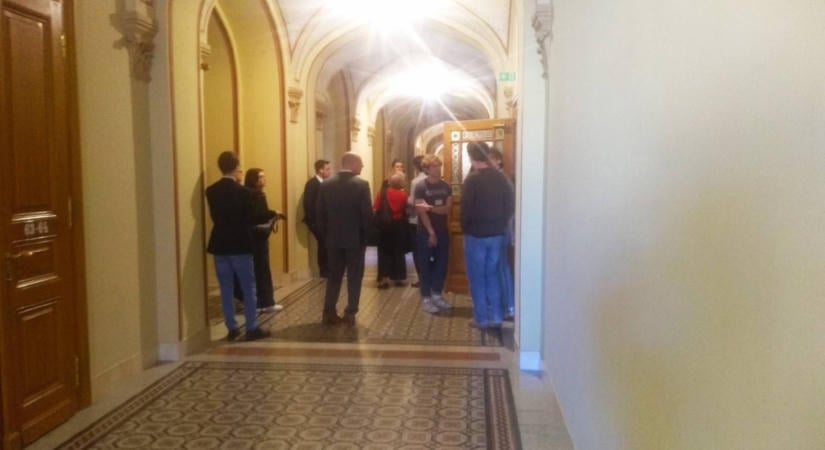 Ami még nem volt: Hankó Balázs „bezárkózott”, rendőrökre várnak a Parlament folyosóján