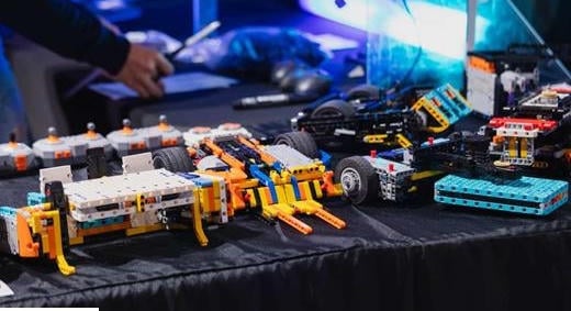 A digitális jövő már az iskolában kezdődik – idén még több intézmény juthat ingyen robotkészlethez